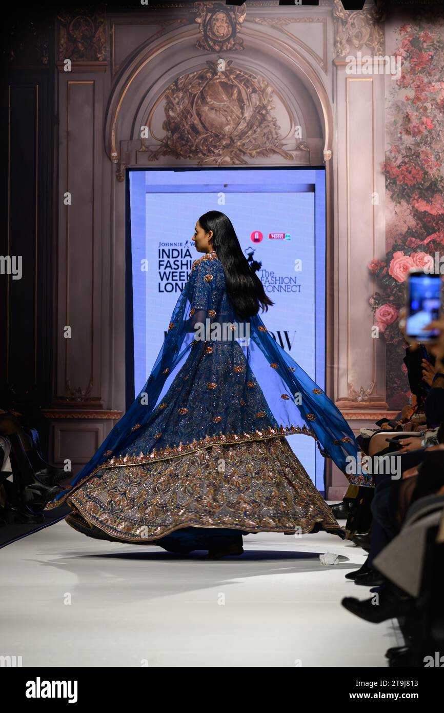 Londres, Royaume-Uni, le 25 novembre 2023, Indian Fashion week London a lieu à Hammersmith le 25 novembre 2023. Mettant en vedette divers créateurs de mode indiens, ces créations sont par The Front Row Couture., Andrew Lalchan Photography/Alamy Live News Banque D'Images