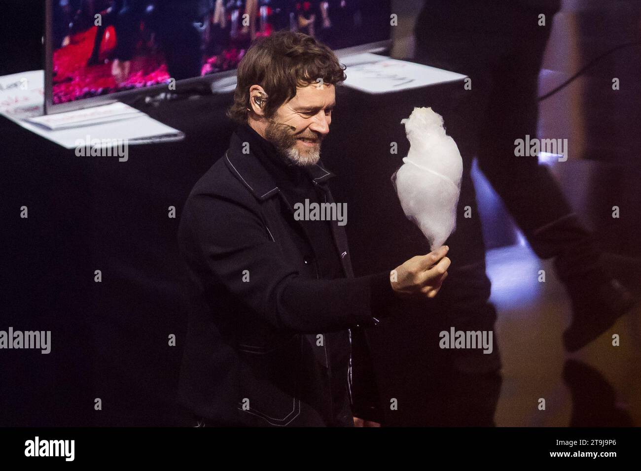 Offenburg, Allemagne, 25. Novembre 2023, Howard Donald avec des bonbons de coton à la télévision allemande 'Wetten, dass..?', crédit : Karsten Socher Fotografie/Alamy Live News Banque D'Images