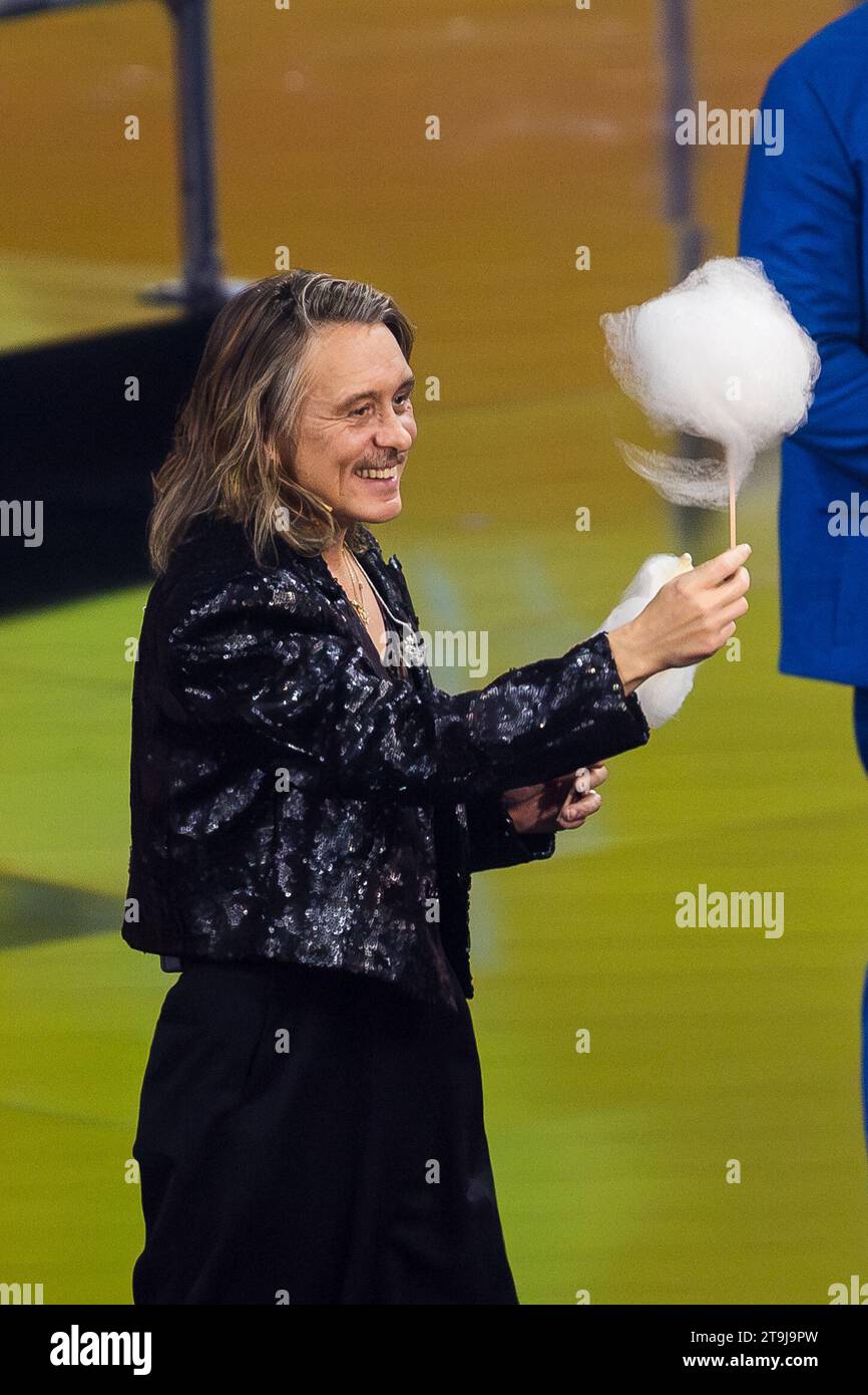 Offenburg, Allemagne, 25. Novembre 2023, Mark Owen avec des bonbons de coton à la télévision allemande 'Wetten, dass..?', crédit : Karsten Socher Fotografie/Alamy Live News Banque D'Images