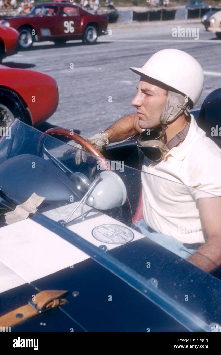 NASSAU, BAHAMAS - 5 DÉCEMBRE : Stirling Moss #1 de l'Angleterre est assis dans son Aston Martin DBR2 alors qu'il attend le départ de la 4e course annuelle du trophée Nassau des semaines de vitesse internationales des Bahamas le 5 décembre 1957 au Oakes Field course à Nassau, Bahamas. (Photo de Hy Peskin) *** Légende locale *** Stirling Moss Banque D'Images