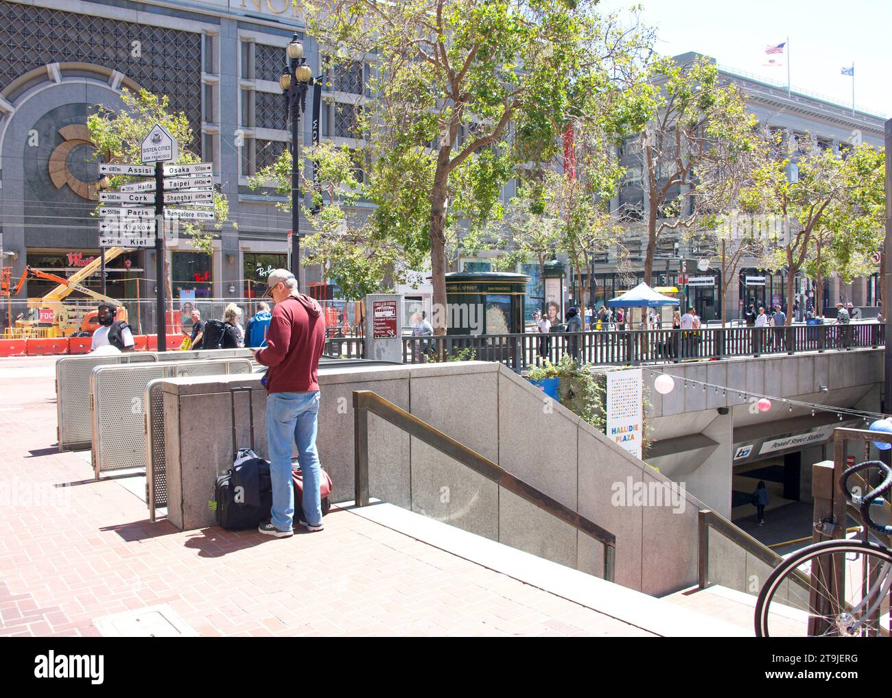 San Francisco, CA - 17 juillet 2022 : entrée de la station Powell Street au BART, San Francisco Bay Area Rapid Transit train. Banque D'Images