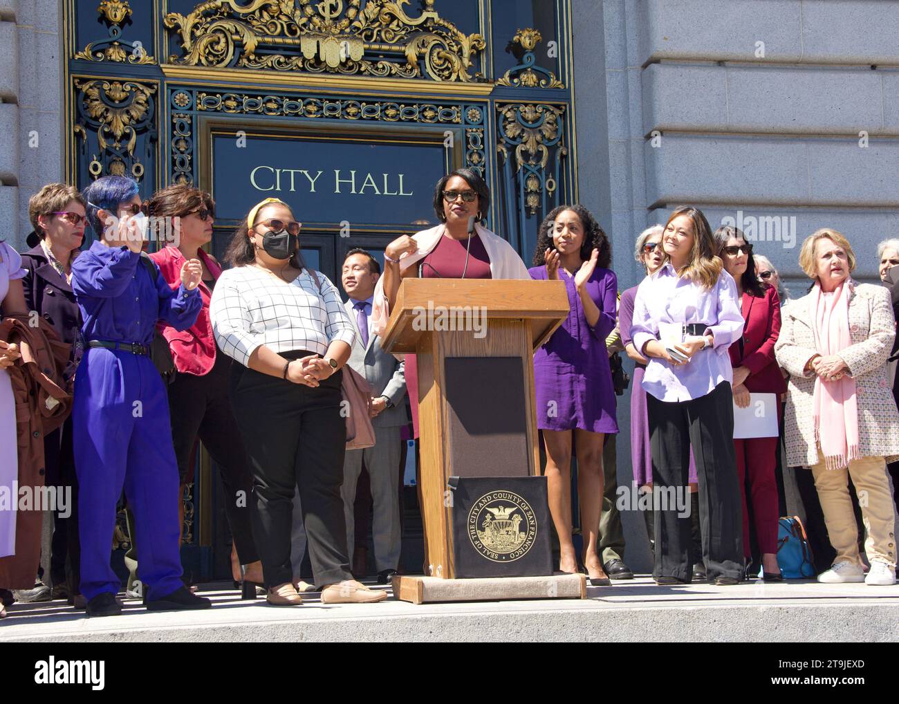 San Francisco, CA - 25 août 2022 : Kimberly Ellis, Directrice du Département de la condition de la femme, prenant la parole lors de la Journée de l’équité des femmes de l’Hôtel de ville Inscrivez-vous à Vo Banque D'Images