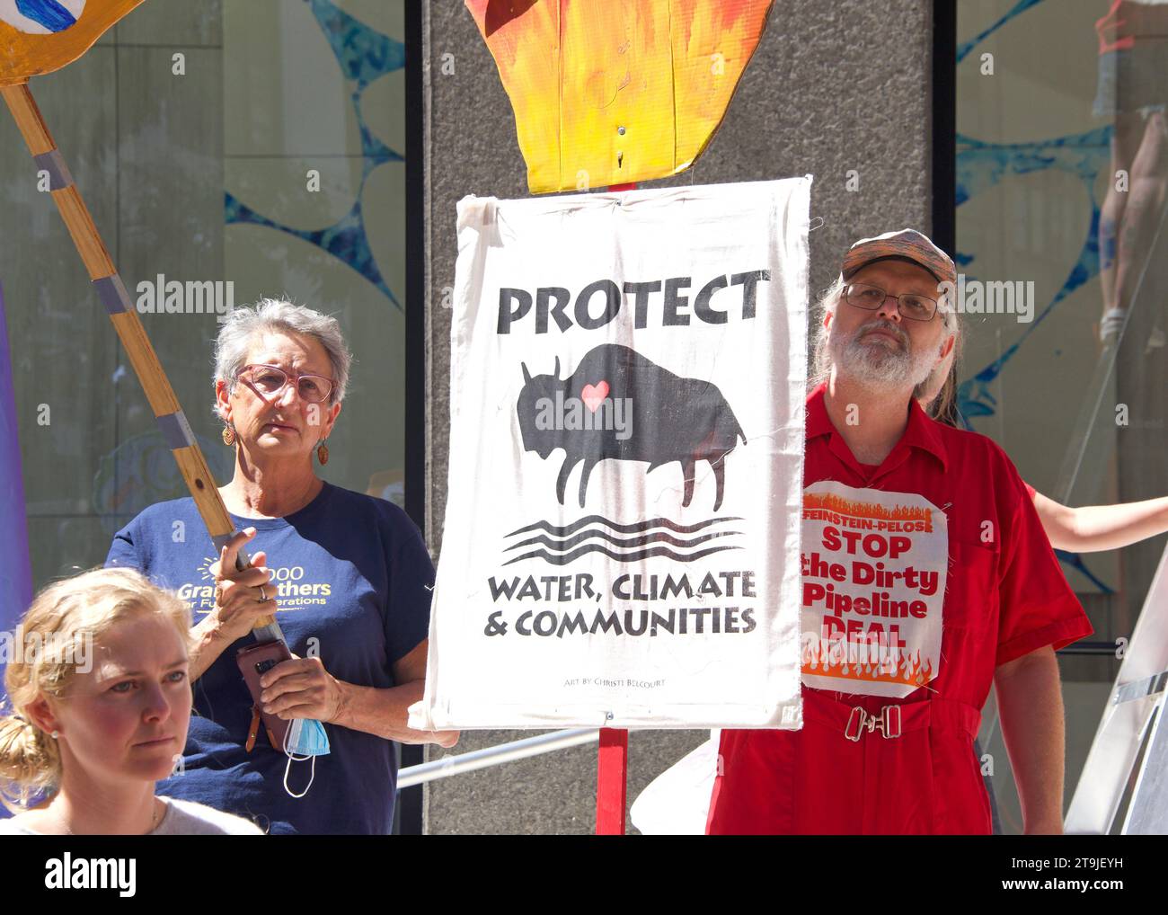 San Francisco, CA - 1 septembre 2022 : des manifestants non identifiés brandissent des pancartes, protestant contre le sale accord sur le pipeline devant le bureau du sénateur Feinsteins. Banque D'Images