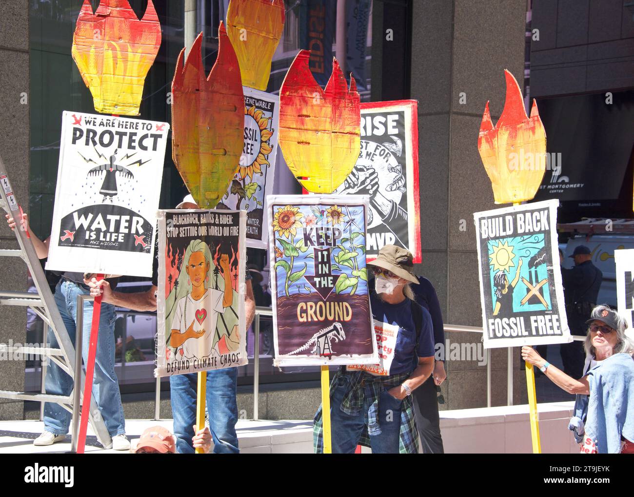 San Francisco, CA - 1 septembre 2022 : des manifestants non identifiés brandissent des pancartes, protestant contre le sale accord sur le pipeline devant le bureau du sénateur Feinsteins. Banque D'Images