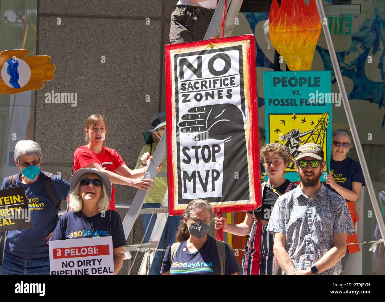 San Francisco, CA - 1 septembre 2022 : des manifestants non identifiés brandissent des pancartes, protestant contre le sale accord sur le pipeline devant le bureau du sénateur Feinsteins. Banque D'Images