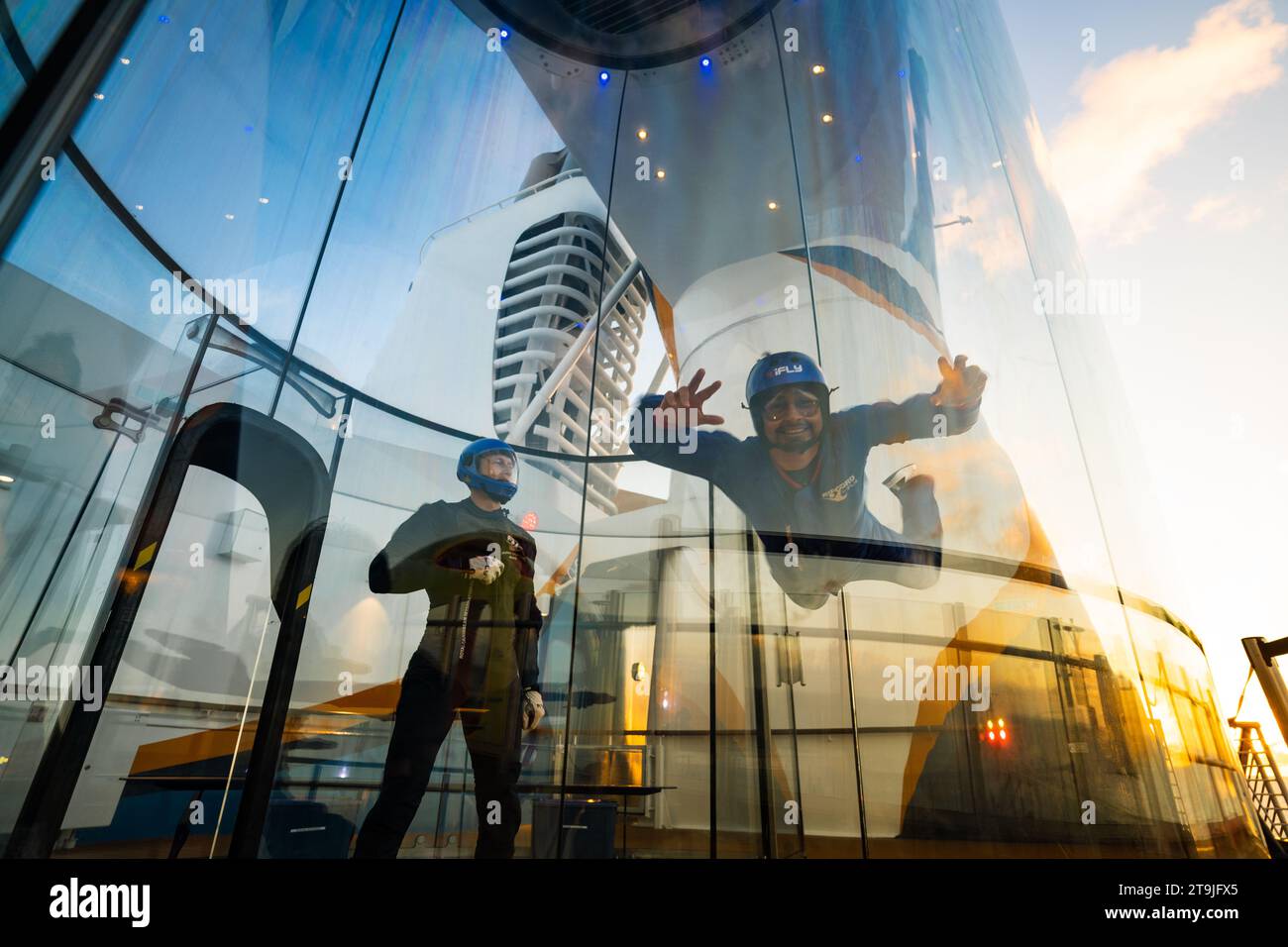 Un invité enjpiquant l'expérience complète de Ripcord par iFly dans Odyssey of the Seas, Royal Caribbean Banque D'Images