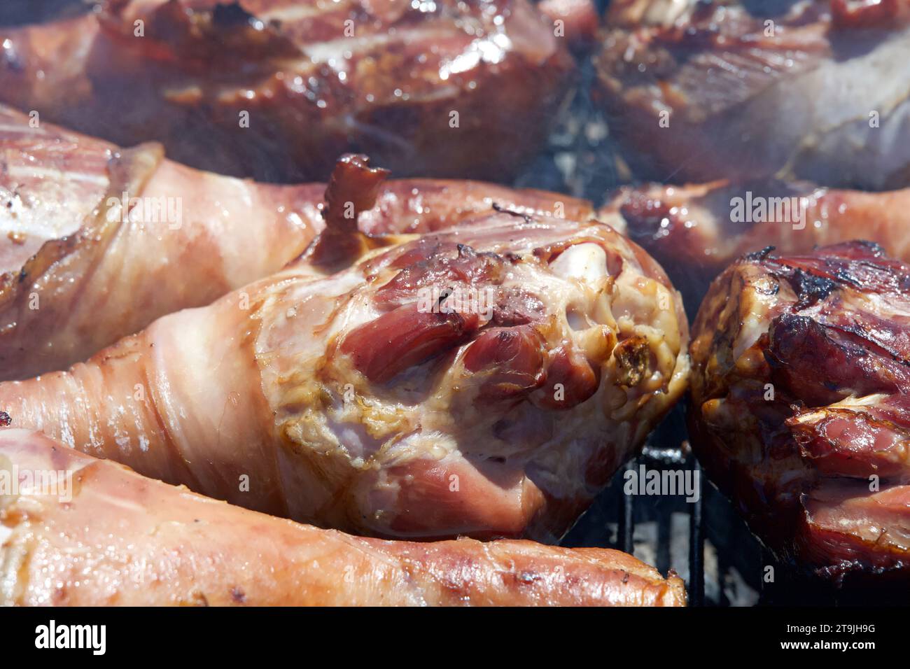 Cuisses de dinde grillées sur un barbecue. Les pattes de dinde géantes sont un aliment très populaire pour les vendeurs de foire de rue. Banque D'Images