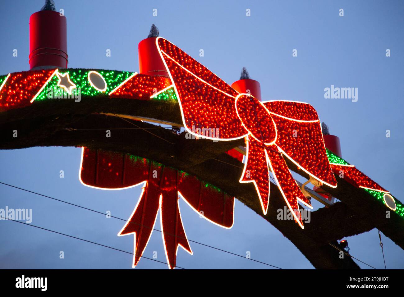 Une photo rapprochée du logo du ruban rouge à la porte d'entrée du marché de Noël (Wiener Christkindlmarkt) en hiver, Rathause, Vienne, Autriche Banque D'Images