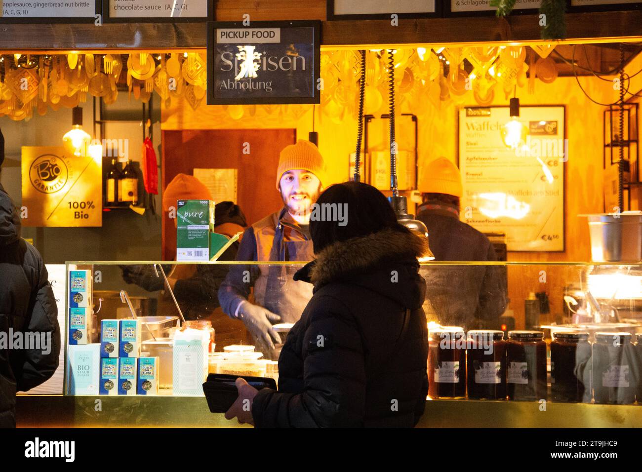 Point de vente de boissons chaudes visité par les acheteurs au marché de Noël (Wiener Christkindlmarkt) la nuit en hiver, Rathause, Vienne, Autriche Banque D'Images