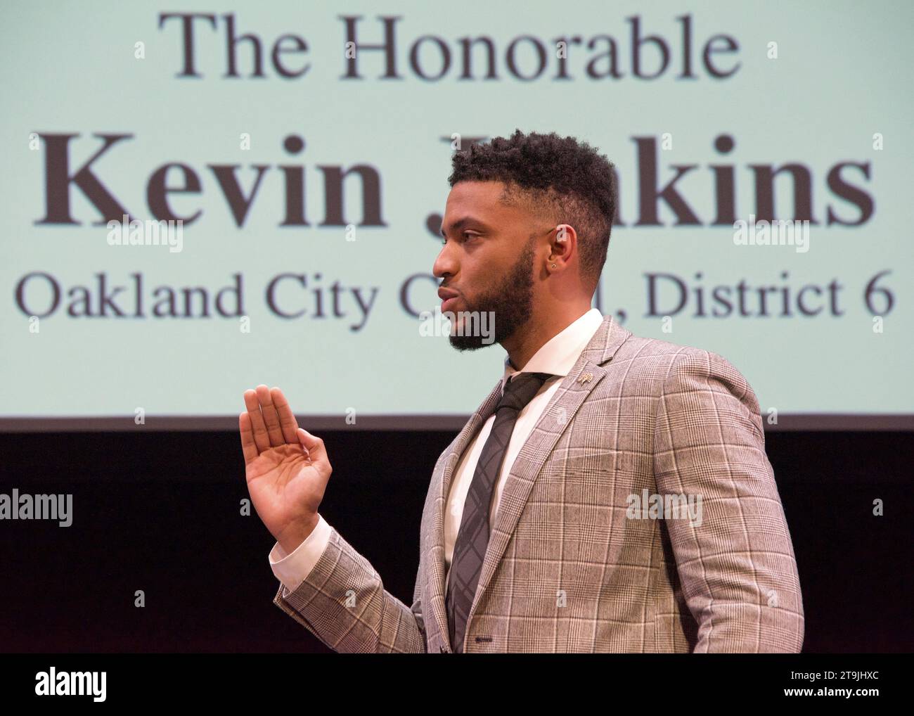 Oakland, CA - 9 janvier 2023 : Kevin Jenkins, membre du Conseil d'Oakland, prête serment lors de la cérémonie d'inauguration du maire. Banque D'Images