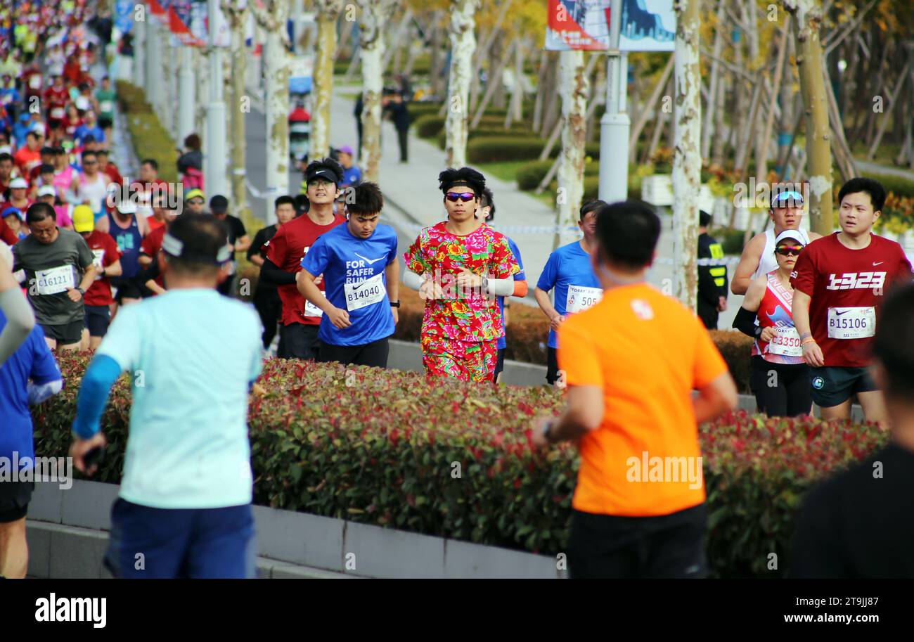 SHANGHAI, CHINE - 26 NOVEMBRE 2023 - les coureurs participent au marathon international de Shanghai à Shanghai, en Chine, le 26 novembre 2023. Banque D'Images