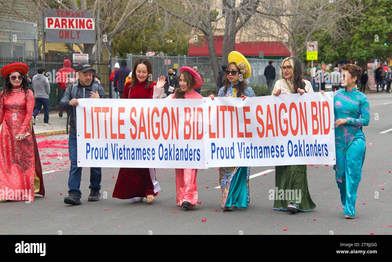 Oakland, CA - 29 janvier 2023 : participants à la première parade annuelle du nouvel an lunaire à Oakland. Little Saigon participants de la communauté vietnamienne tenant Banque D'Images