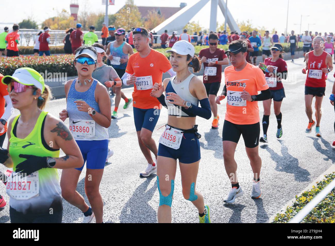 SHANGHAI, CHINE - 26 NOVEMBRE 2023 - les coureurs participent au marathon international de Shanghai à Shanghai, en Chine, le 26 novembre 2023. Banque D'Images