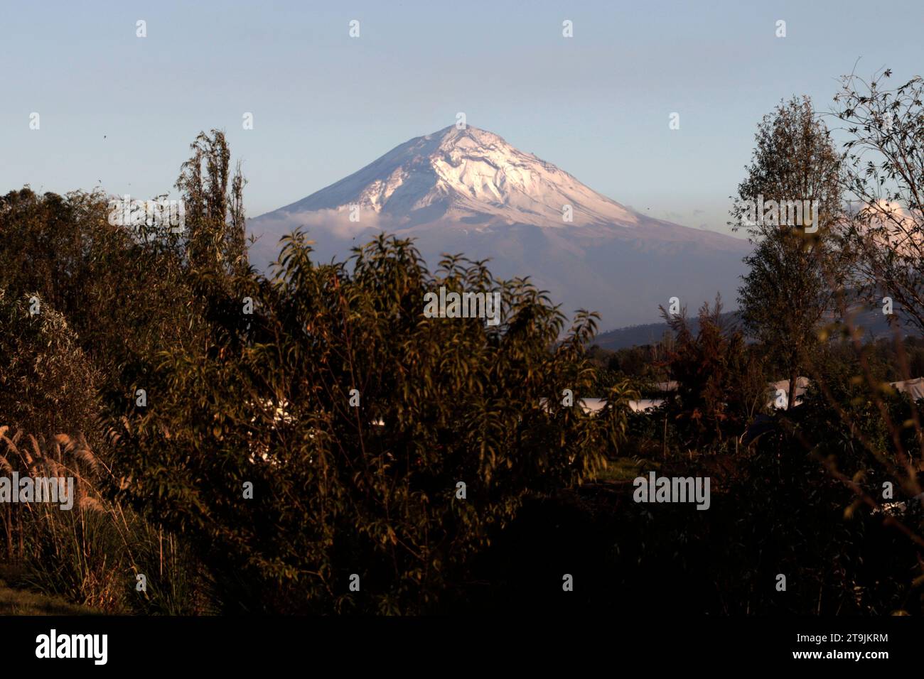 Mexico, Mexique. 25 novembre 2023. Vue panoramique du volcan Popocatepetl depuis le bureau du maire de Xochimilco à Mexico. Le 25 novembre 2023 à Mexico, Mexique (crédit image : © Luis Barron/eyepix via ZUMA Press Wire) USAGE ÉDITORIAL SEULEMENT! Non destiné à UN USAGE commercial ! Banque D'Images