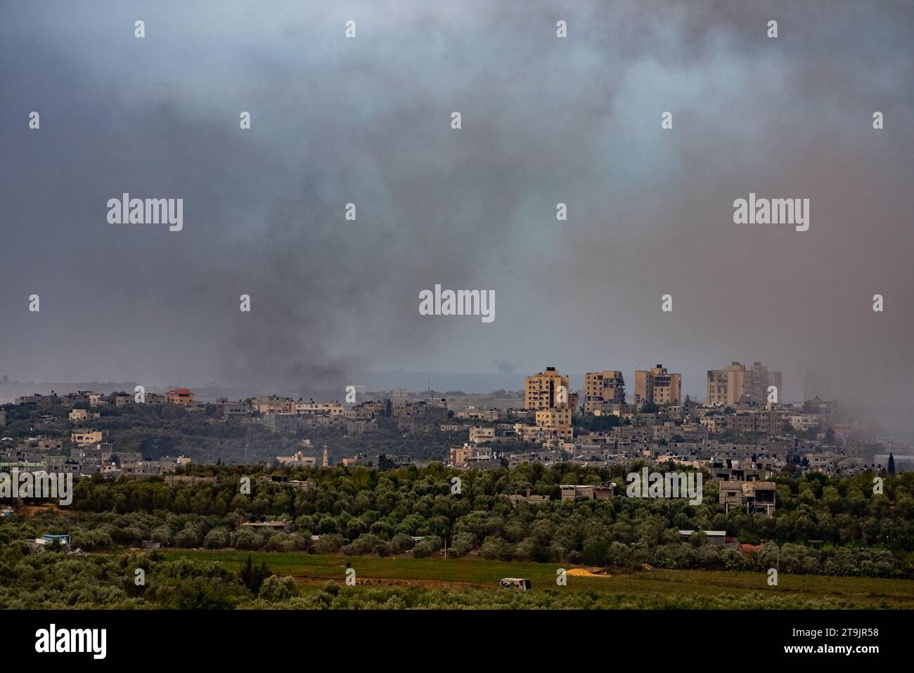 23 novembre 2023 de la fumée monte de la ville de Gaza alors que les forces israéliennes avancent dans la ville et l'hôpital Al-Shifa afin d'exercer des pressions sur le dirigeant du Hamas Banque D'Images