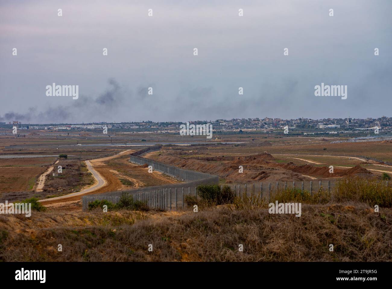 23 novembre 2023 de la fumée monte de la ville de Gaza alors que les forces israéliennes avancent dans la ville et l'hôpital Al-Shifa afin d'exercer des pressions sur le dirigeant du Hamas Banque D'Images