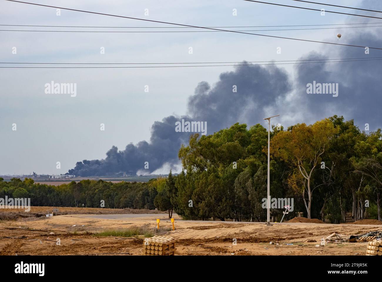 23 novembre 2023 de la fumée monte de la ville de Gaza alors que les forces israéliennes avancent dans la ville et l'hôpital Al-Shifa afin d'exercer des pressions sur le dirigeant du Hamas Banque D'Images