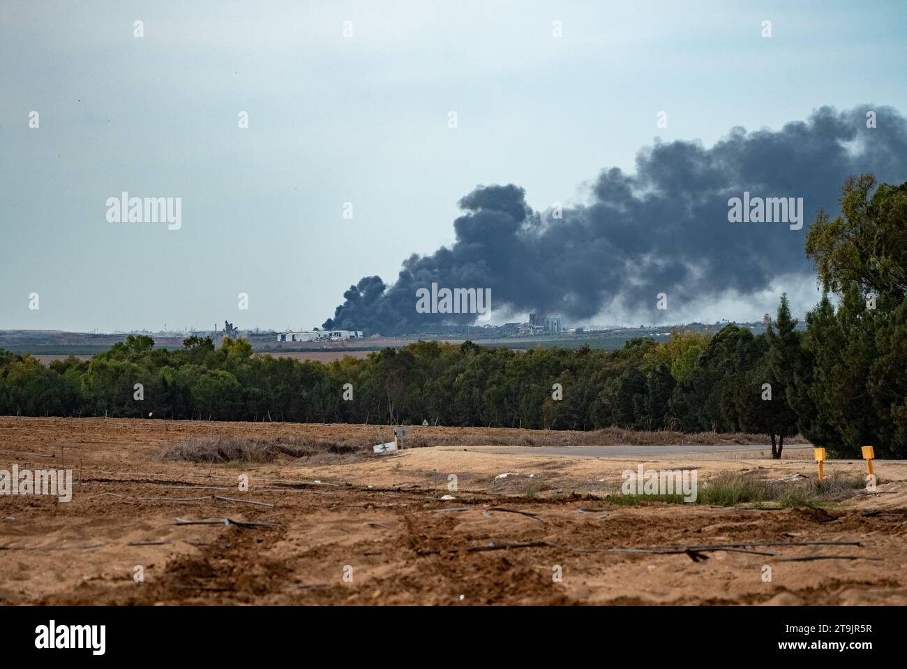 23 novembre 2023 de la fumée monte de la ville de Gaza alors que les forces israéliennes avancent dans la ville et l'hôpital Al-Shifa afin d'exercer des pressions sur le dirigeant du Hamas Banque D'Images