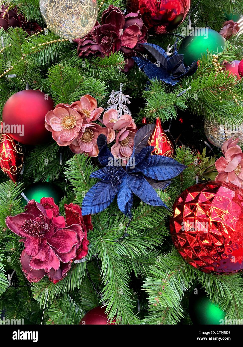 Boules de Noël festives colorées et ornements sur Nishishinjuku-Dori à la gare Shinjuku est à Tokyo, Japon. Banque D'Images
