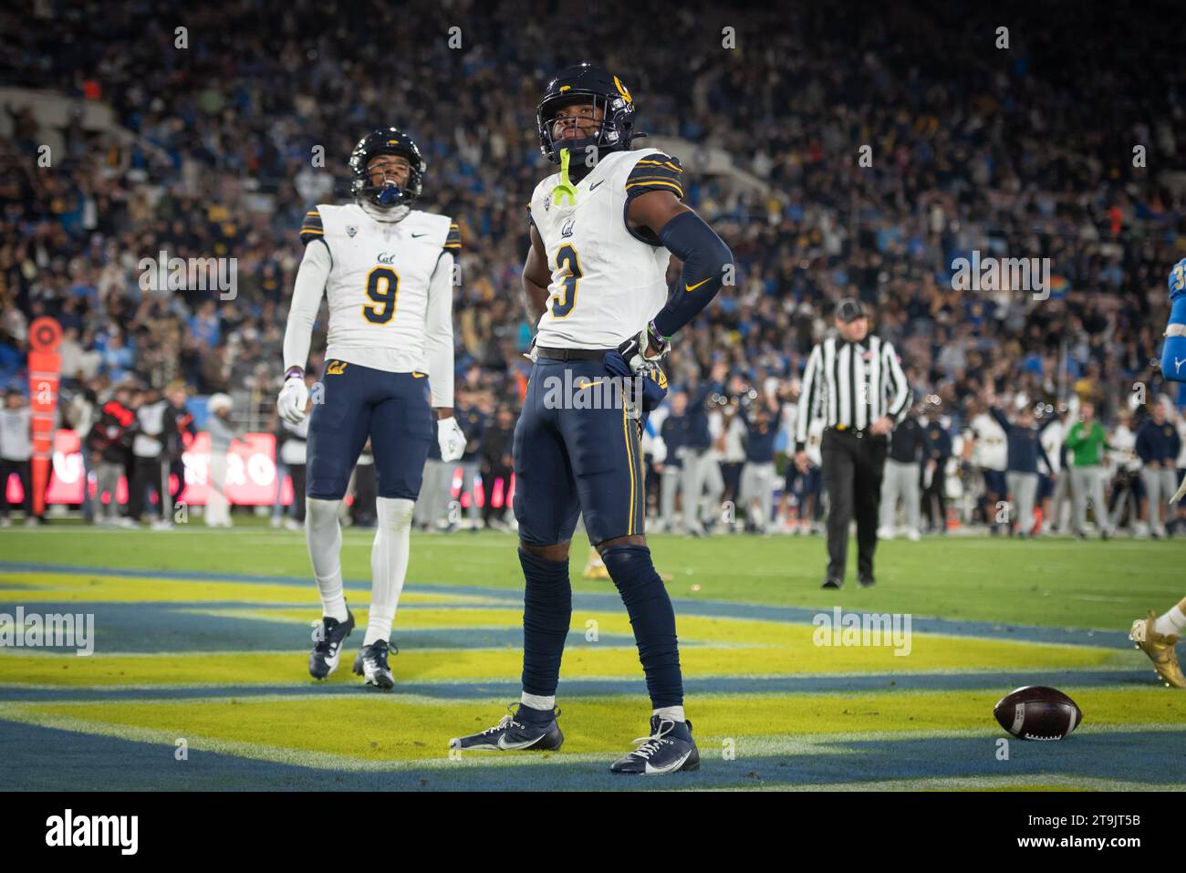 Jeremiah Hunter (3), receveur des Golden Bears de Californie, marque lors d'un match de football de la NCAA contre les Bruins de l'UCLA. CAL bat les Bruins 33-7 le samedi 25 novembre 2023 à Pasadena, Calif (Ed Ruvalcaba/image of Sport) Banque D'Images