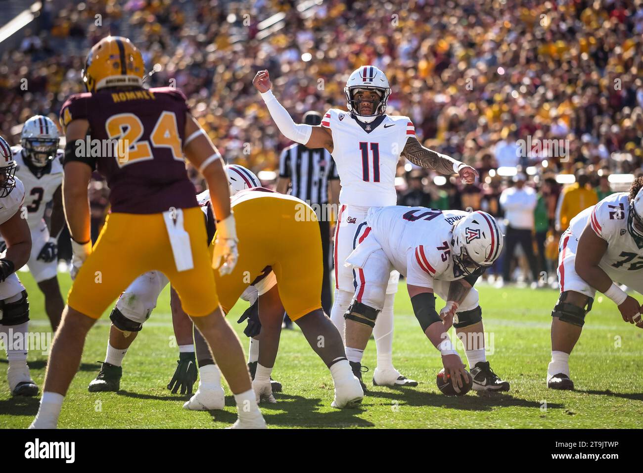 Le quarterback Noah Fifita (11 ans) des Wildcats de l'Arizona regarde le terrain dans le premier quart-temps d'un match de football universitaire de la NCAA contre les Sun Devils de l'Arizona à Tempe, Arizona, le samedi 25 novembre 2023. Arizona a battu Arizona State 59-23 (Thomas Fernandez / image of Sport). Banque D'Images