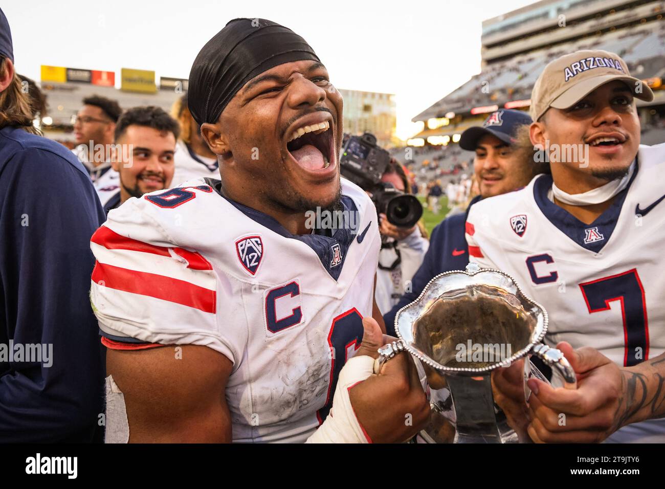 Arizona Wildcats Running back Michael Wiley (6) célèbre avec le quarterback Jayden de Laura (7) après un match de football universitaire de la NCAA contre les Arizona State Sun Devils à Tempe, Arizona, samedi 25 novembre 2023. Arizona a battu Arizona State 59-23 (Thomas Fernandez / image of Sport). Banque D'Images