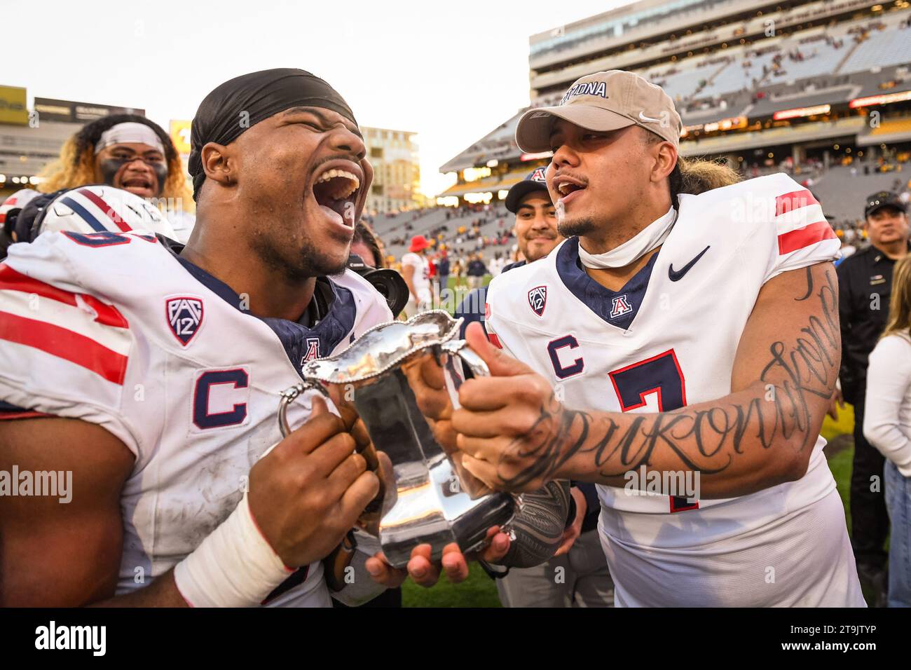 Arizona Wildcats Running back Michael Wiley (6) célèbre avec le quarterback Jayden de Laura (7) après un match de football universitaire de la NCAA contre les Arizona State Sun Devils à Tempe, Arizona, samedi 25 novembre 2023. Arizona a battu Arizona State 59-23 (Thomas Fernandez / image of Sport). Banque D'Images