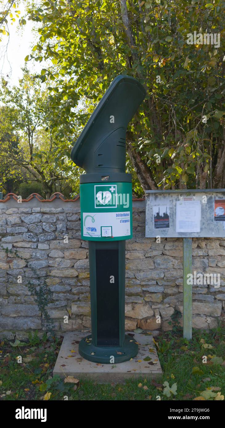 Bordeaux , France - 11 13 2023 : DAE SODIAC spécialiste du défibrillateur cardiaque externe automatique marque logo et signe texte étiquette station d'un automa Banque D'Images