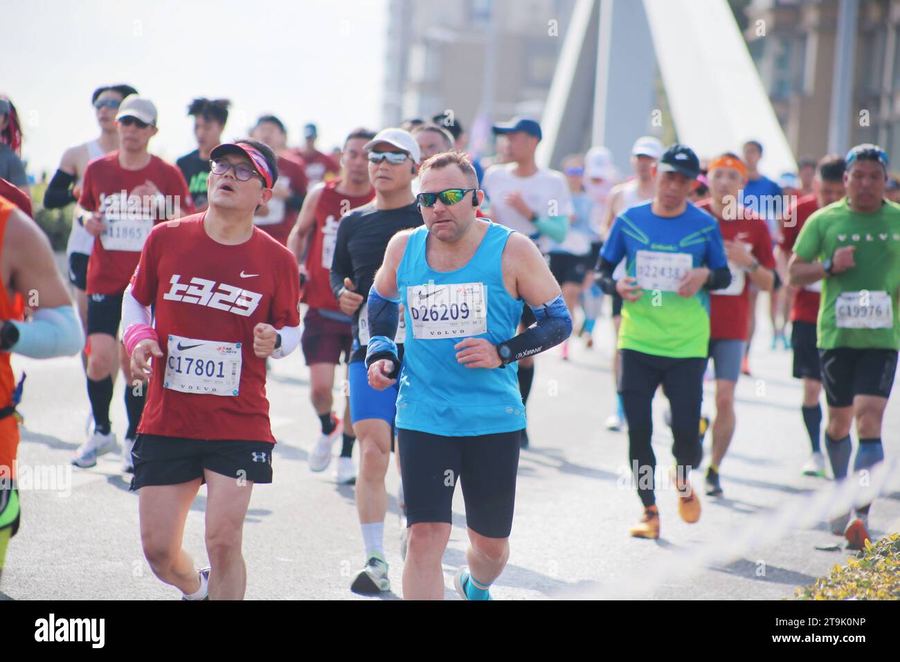 Shanghai, Chine. 26 novembre 2023. SHANGHAI, CHINE - 26 NOVEMBRE 2023 - les coureurs participent au marathon international de Shanghai à Shanghai, en Chine, le 26 novembre 2023. Crédit : NurPhoto SRL/Alamy Live News Banque D'Images