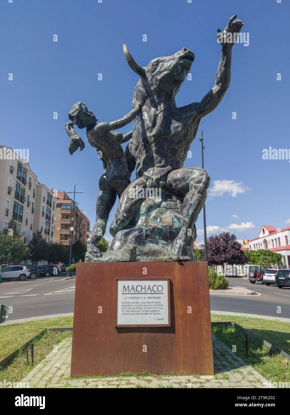 Coria, Espagne - 2 septembre 2023 : la jeune fille et la sculpture Minotaure, par Jesus Diaz Moreno Machaco, Coria, Espagne Banque D'Images