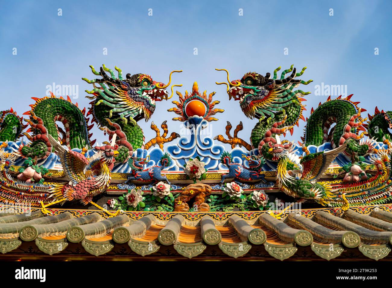 Drachen auf dem Dach eines chinesischen Tempel à Chinatown, Bangkok, Thaïlande, Asien | Dragons sur le toit d'un temple chinois à Chinatown, Bangk Banque D'Images