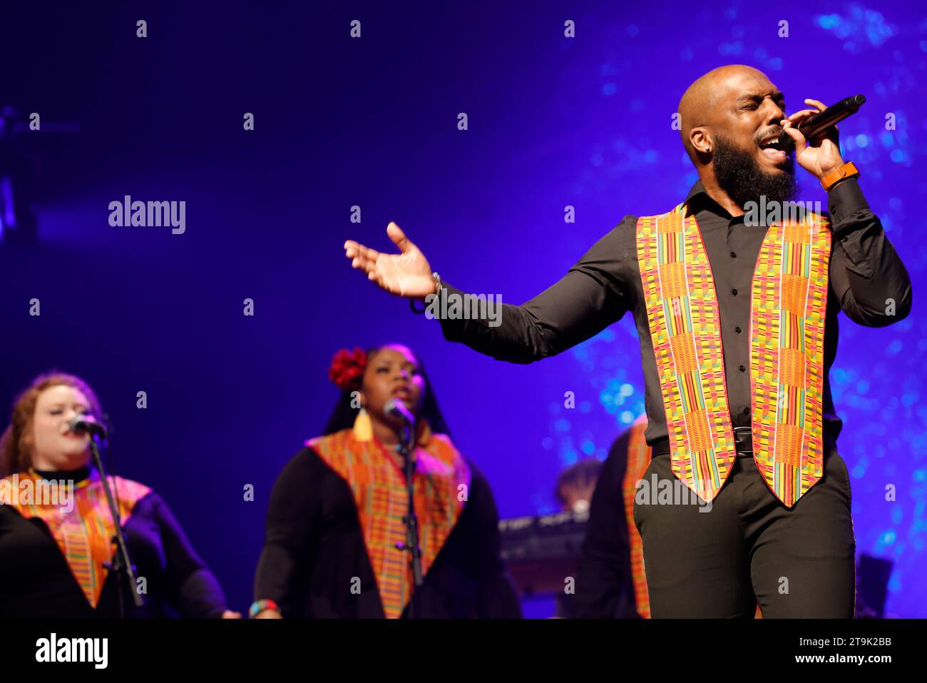 Limoges, France. 25 novembre 2023. Le Harlem Gospel Choir en concert au Festival Eclats d’Email Jazz Edition à Limoges, France. Le célèbre Harlem Gospel Choir est synonyme de puissance vocale, de son glorieux et d'énergie contagieuse. Depuis plus de deux décennies, le Harlem Gospel Choir a été le premier chœur gospel américain et a parcouru le monde entier pour captiver le public avec le pouvoir inspirant du gospel noir. Line-up : Brittney Nicole Clark – chant, Samantha Bryn Jordon – chant, Micheline Michelle Luis – chant, Leon Phillips II – chant, Kiara Alisha Ray – chant, Nadia Simone SMI Banque D'Images