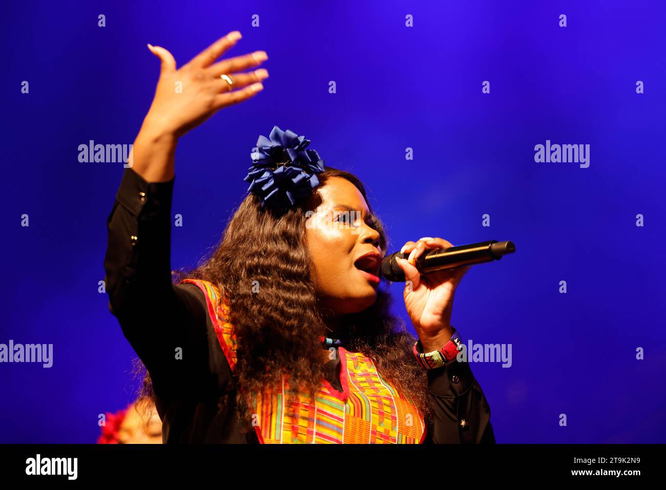 Limoges, France. 25 novembre 2023. Le Harlem Gospel Choir en concert au Festival Eclats d’Email Jazz Edition à Limoges, France. Le célèbre Harlem Gospel Choir est synonyme de puissance vocale, de son glorieux et d'énergie contagieuse. Depuis plus de deux décennies, le Harlem Gospel Choir a été le premier chœur gospel américain et a parcouru le monde entier pour captiver le public avec le pouvoir inspirant du gospel noir. Line-up : Brittney Nicole Clark – chant, Samantha Bryn Jordon – chant, Micheline Michelle Luis – chant, Leon Phillips II – chant, Kiara Alisha Ray – chant, Nadia Simone SMI Banque D'Images