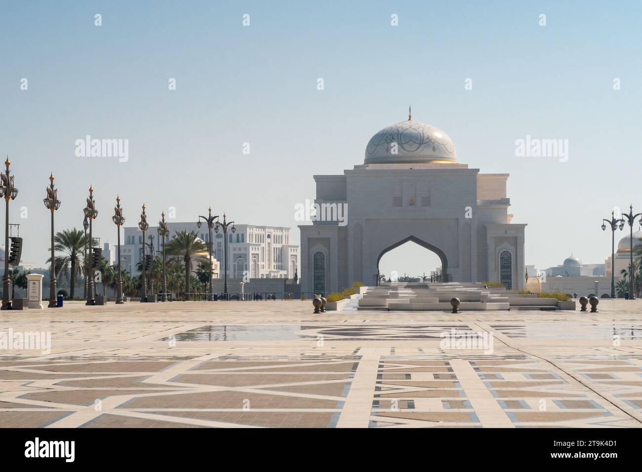 Palais présidentiel des Émirats arabes Unis Qasr Al Watan, vue extérieure de la porte d'entrée principale avec des dômes blancs, cour avec des barrières, lampadaires décoratifs. Banque D'Images