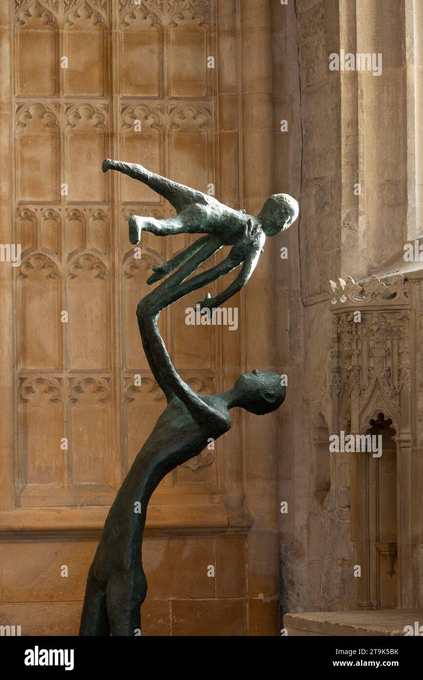 Une sculpture du Père fier de Ginny Coates, St. Église Jean-Baptiste, Burford, Oxfordshire, Royaume-Uni Banque D'Images