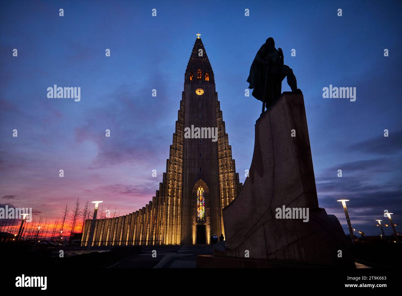 Reykjavik, la capitale islandaise, Hallgrímskirkja église paroissiale luthérienne et monument historique, la conception de l'architecte d'État Guðjón Samúelsson et la statue de Leif Erikson Banque D'Images