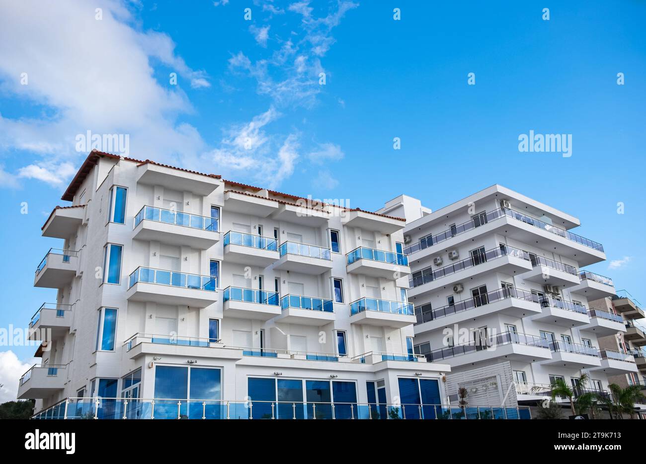 Nouvelle architecture moderne, construction. Investissement dans l'immobilier. Quartier résidentiel en Albanie. Loyer, crédit, achat d'un appartement. Beautif Banque D'Images