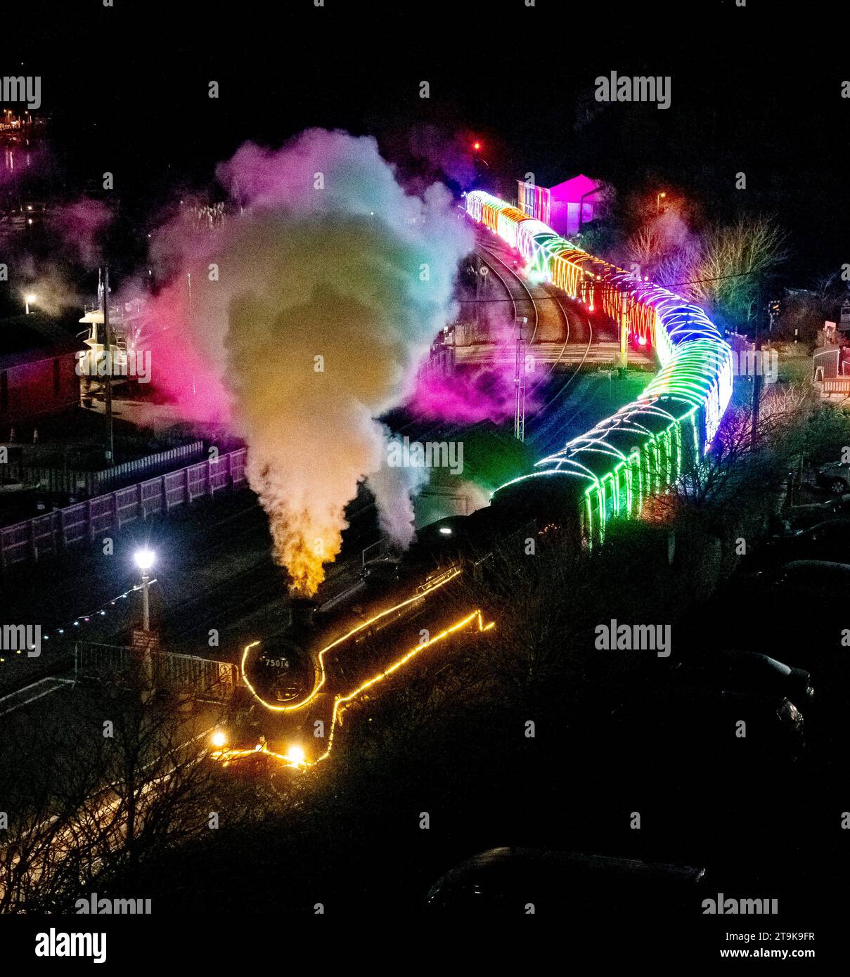 Kingswear, Devon, Royaume-Uni. 25 novembre 2023. Le train des Lumières de Noël sur le chemin de fer à vapeur de Dartmouth dans le Devon, qui circule jusqu'au 30 décembre 2023, arrive à la gare Kingswear après son voyage de Paignton. Les voitures et les locomotives à vapeur du service festif sont éclairées à l'intérieur et à l'extérieur avec des lumières colorées. Crédit photo : Graham Hunt/Alamy Live News Banque D'Images