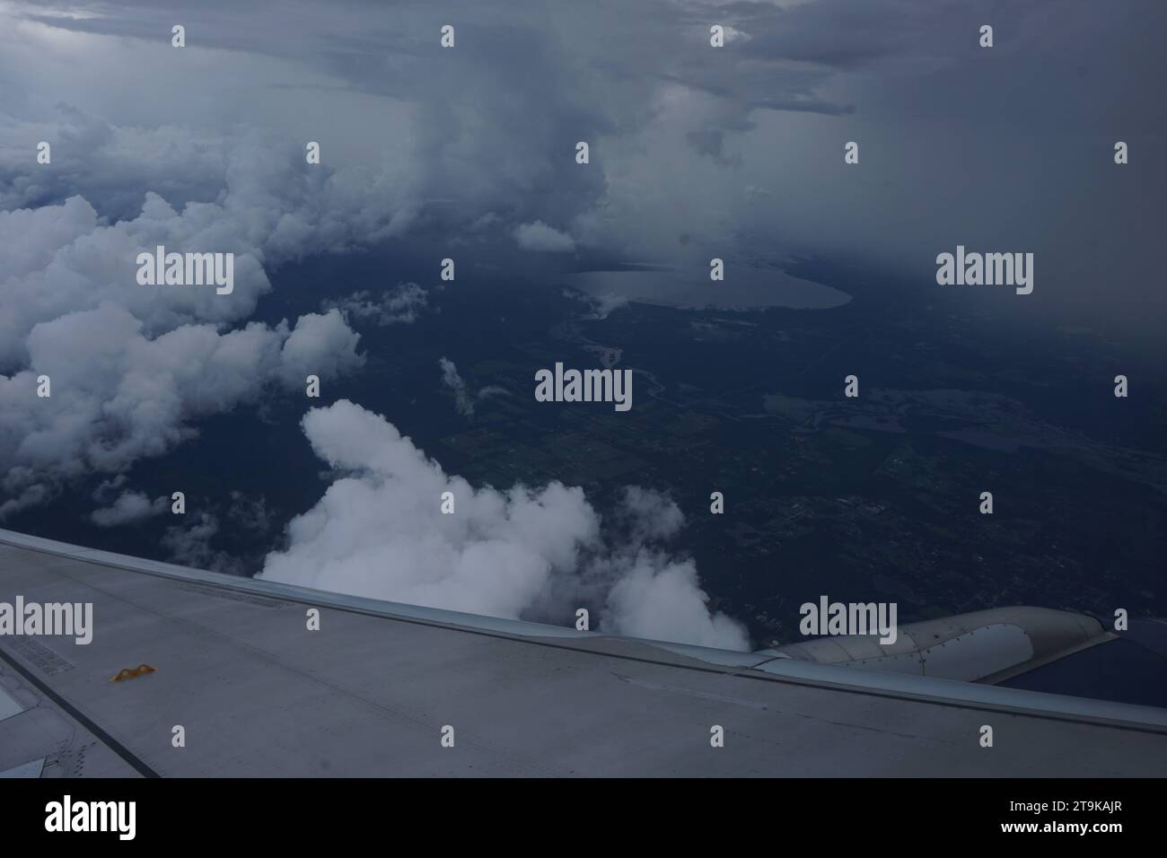 Une vue du ciel depuis la fenêtre lors d'un vol en provenance de New York et atterrissant à l'aéroport international d'Orlando, Floride, États-Unis Banque D'Images