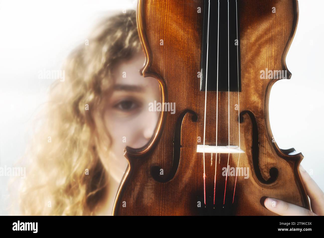 femme musicienne se cache derrière son violon, concept abstrait Banque D'Images