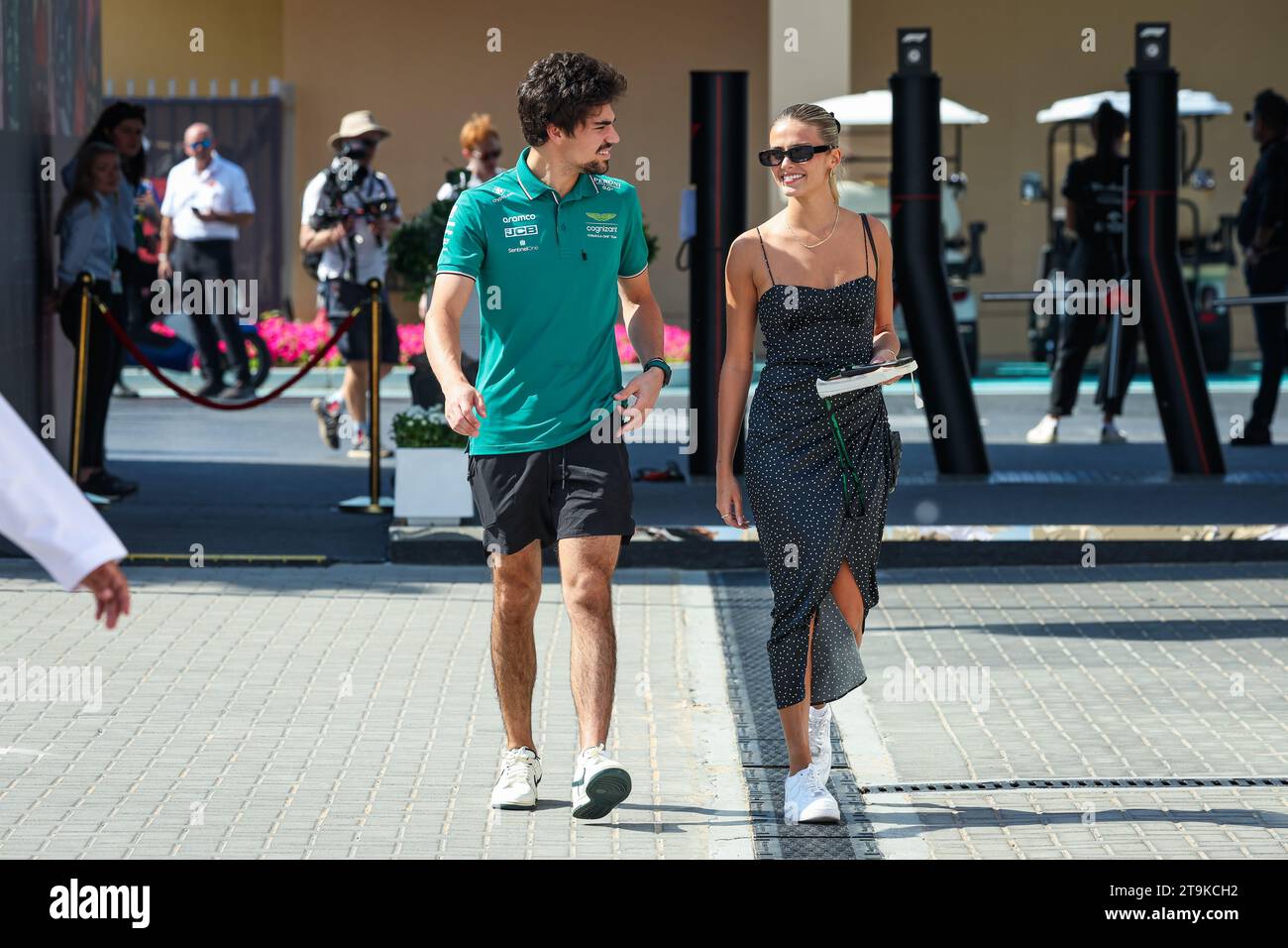 PROMENEZ-VOUS lance (CAN), avec sa copine Sara Pagliaroli dans le paddock lors du Grand Prix de Formule 1 Etihad Airways Abu Dhabi 2023, 22e manche du Championnat du monde de Formule 1 2023 du 24 au 26 novembre 2023 sur le circuit Yas Marina, à Abu Dhabi Banque D'Images