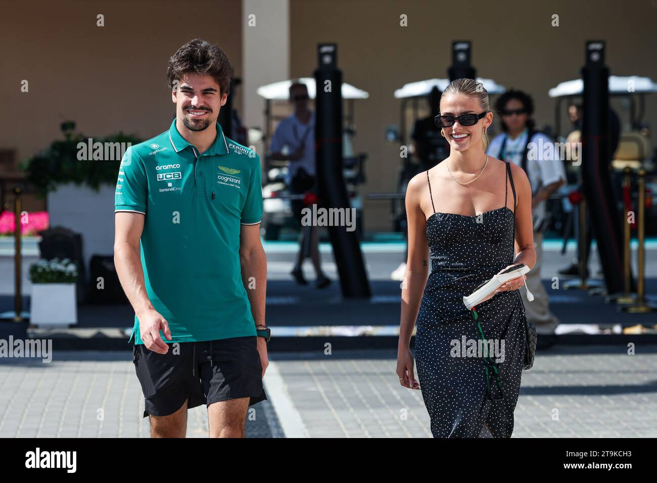 PROMENEZ-VOUS lance (CAN), avec sa copine Sara Pagliaroli dans le paddock lors du Grand Prix de Formule 1 Etihad Airways Abu Dhabi 2023, 22e manche du Championnat du monde de Formule 1 2023 du 24 au 26 novembre 2023 sur le circuit Yas Marina, à Abu Dhabi Banque D'Images