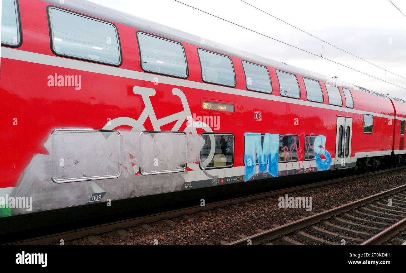 Der RB10 nach Nauen ist besprüht. *** La RB10 à Nauen est pulvérisée crédit : Imago/Alamy Live News Banque D'Images