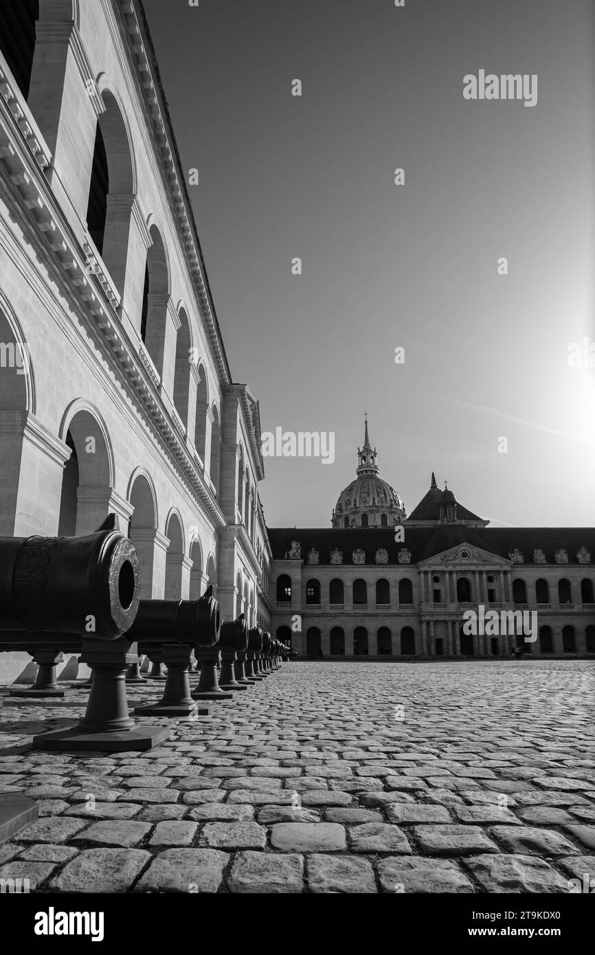 Paris, France - 8 octobre 2023 : vue rapprochée des anciens canons à l'Hôtel des Invalides, musée militaire de Paris France Banque D'Images