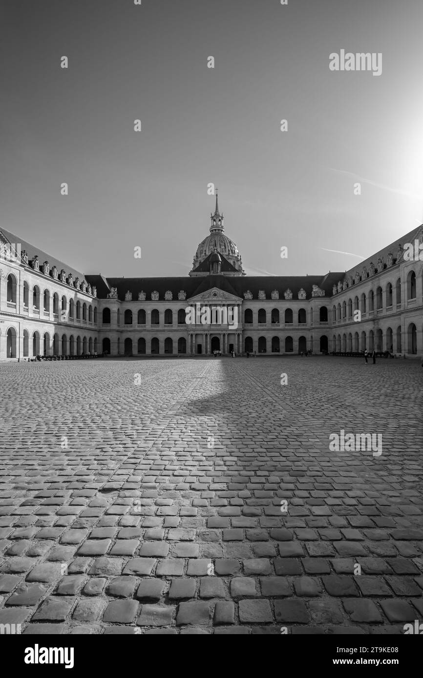 Paris, France - 8 octobre 2023 : vue panoramique sur le Hôtel des Invalides, la maison des invalides, un musée des militaires à Paris France Banque D'Images