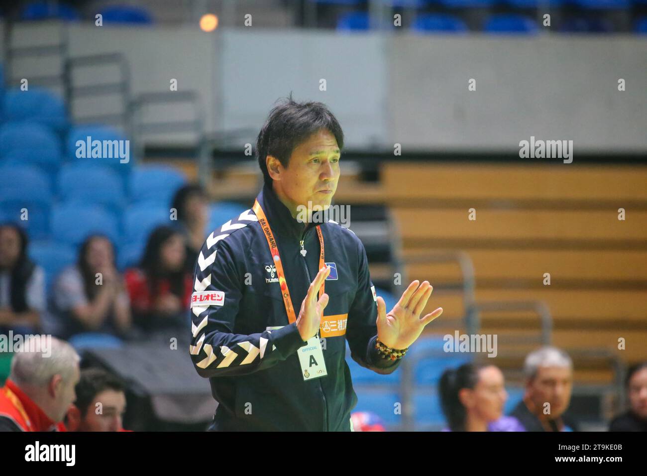 Santander, Espagne, le 26 novembre 2023 : l'entraîneur japonais Shigeo Kusumoto demande à ses joueuses de se calmer lors de la 3e journée du tournoi international féminin espagnol 2023 entre le Japon et l'Argentine, le 26 novembre 2023, au Palacio de los Deportes à Santander, à Santander, en Espagne. Crédit : Alberto Brevers / Alamy Live News. Banque D'Images