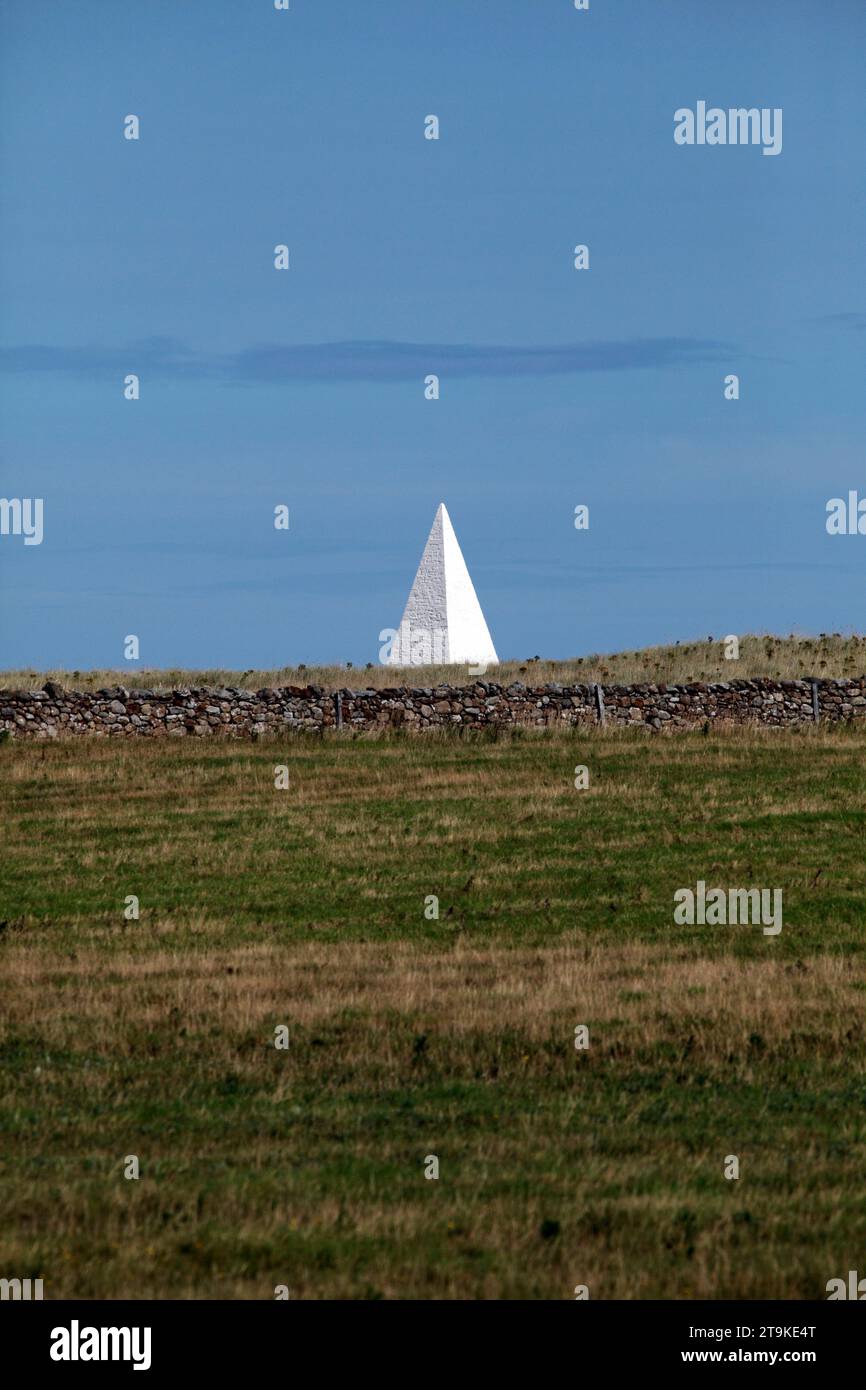 Emmanuel Head, la Pyramide Blanche, sur l'île Sainte de Lindisfarne, Northumberland, Royaume-Uni. L'une des premières marques de jour construites par Trinity House. Banque D'Images