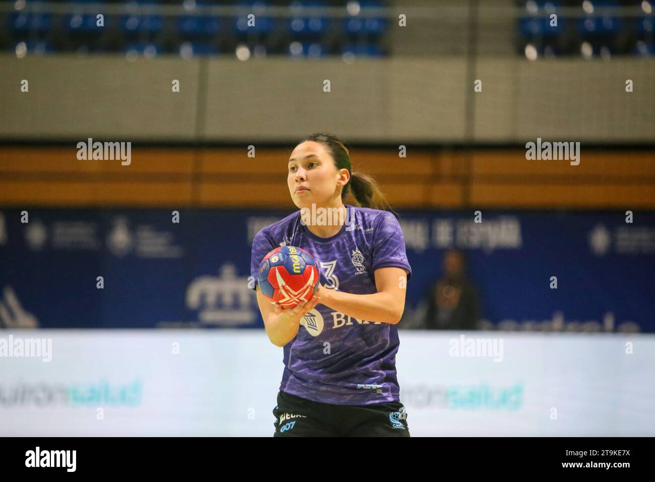 Santander, Espagne, 26 novembre 2023 : la joueuse Argentine Martina Romero (3 ans) avec le ballon lors de la 3e journée du Tournoi international féminin d'Espagne 2023 entre le Japon et l'Argentine, le 26 novembre 2023, au Palacio de los Deportes de Santander, à Santander, Espagne. Crédit : Alberto Brevers / Alamy Live News. Banque D'Images