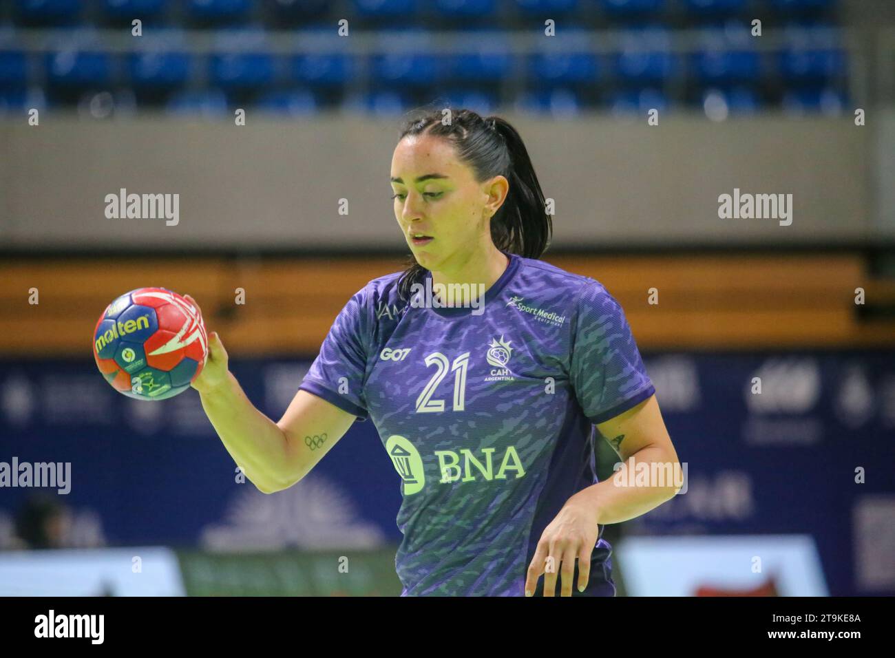 Santander, Espagne, 26 novembre 2023 : la joueuse Argentine Macarena Gandulfo (21 ans) se prépare à lancer un sept mètres lors de la 3e journée du Tournoi international féminin espagnol 2023 entre le Japon et l'Argentine, le 26 novembre 2023, au Palais des Sports de Santander, à Santander, en Espagne. Crédit : Alberto Brevers / Alamy Live News. Banque D'Images