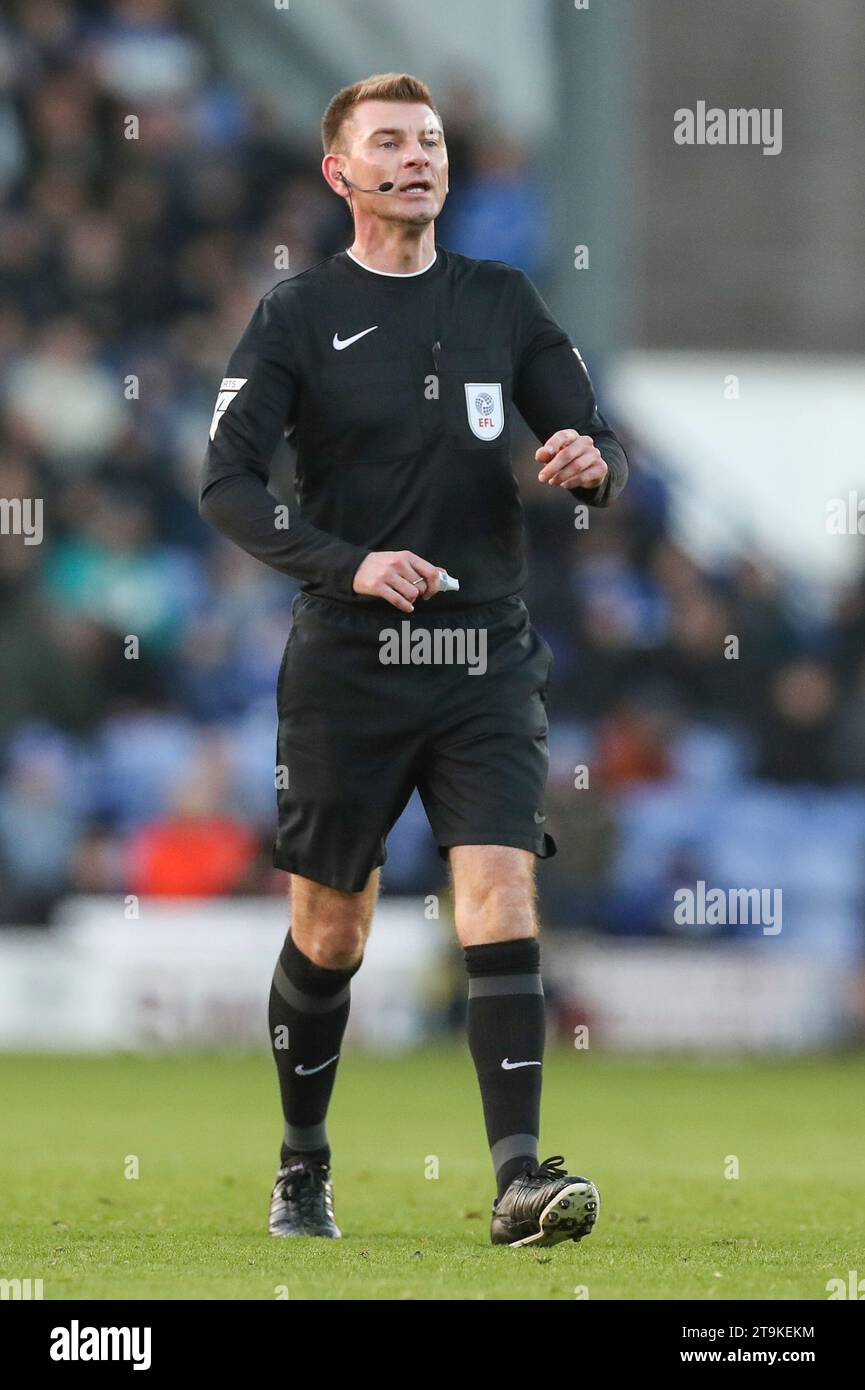 Portsmouth, Royaume-Uni. 25 novembre 2023. Arbitre Ollie Yates lors du match de Portsmouth FC contre Blackpool FC Sky BET EFL League One à Fratton Park, Portsmouth, Angleterre, Royaume-Uni le 25 novembre 2023 Credit : Every second Media/Alamy Live News Banque D'Images